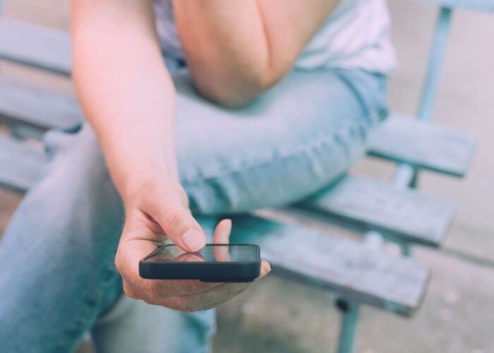 La paura di essere tagliati fuori: come i social media influenzano la nostra autostima