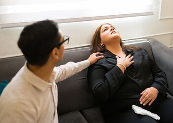 Attacchi di panico: capire il falso allarme del corpo per uscire dal circolo della paura